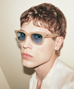 man-wearing-ray-ban-sunglasses